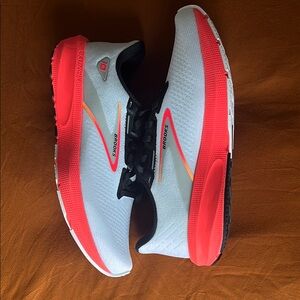 Brooks Women’s Launch 10 NEVER WORN Running Shoes White/Black/Fiery Coral sz 7.5